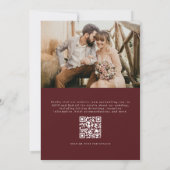 QR Code Burgundy Foto Minimalistische Hochzeit Einladung (Rückseite)