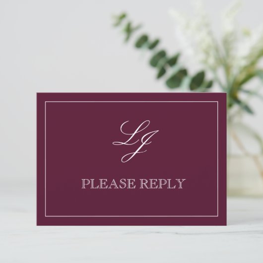 QR Code Burgundy Script Monogram Wedding RSVP (Stehend Vorderseite)