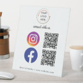 QR Code Business Card für moderne Social Media | W Sockelschild (In Situ)