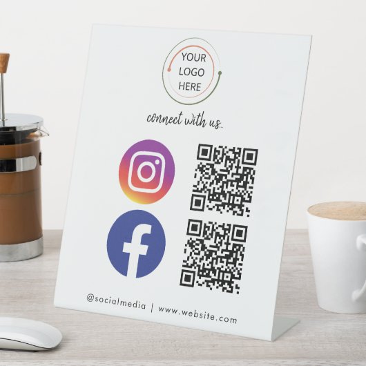 QR Code Business Card für moderne Social Media | W Sockelschild (In Situ)