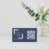 QR Code Business Custom Logo Navy Moderne Visitenkarte (Stehend Vorderseite)