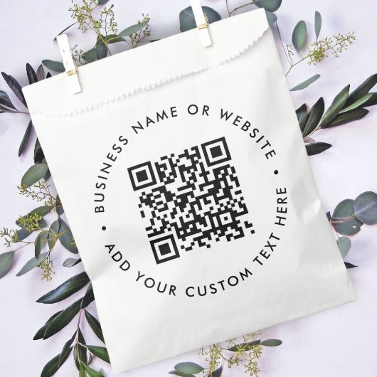 QR Code Business Minimalist Clean Simple White Geschenktütchen
