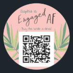QR Code Buy Brie a Drink EngagedAF Bachelorette Runder Aufkleber<br><div class="desc">Ist Ihr Lieblings-Bachelorette verlobt AF? Planen Sie ein Party oder ein Wochenende voller Spaß #bachvibes? Dann sind Sie an der richtigen Stelle! Diese Aufkleber machen so viel Spaß auf einem Bachelorette! Lassen Sie die Braut und alle anderen tragen, wenn Sie ausgehen, und jeder kann die Braut $ für ein Getränk...</div>