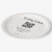 QR-Code der Hochzeitwebsite für Details orange Pappteller (Schrägansicht)
