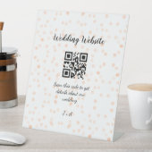 QR-Code der Hochzeitwebsite für Details orange Sockelschild (In Situ)