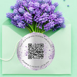QR-Code der Hochzeitwebsite uAwg silber violett Runder Aufkleber<br><div class="desc">Fügen Sie Ihre URL für Ihre Hochzeitswebsite hinzu. Für Informationen,  Details,  Online-uAwg. Ein Imitat silber aussehender Hintergrund,  mit Imitaten violett,  lila Glitzer.</div>