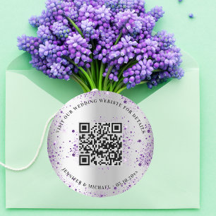 QR-Code der Hochzeitwebsite uAwg silber violett Runder Aufkleber