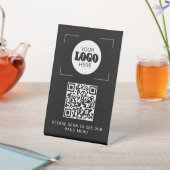 QR code digital menu custom logo black tabletop Sockelschild (In SItu)