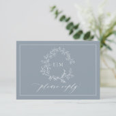 QR Code Dusty Blue Leafy Wappen Monogram Wedding RSVP Karte (Stehend Vorderseite)