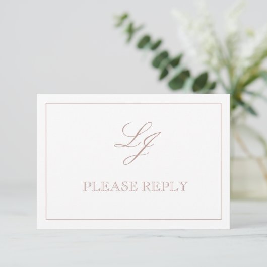 QR Code Dusty Rose Script Monogram Wedding RSVP Karte (Stehend Vorderseite)