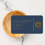 QR Code Einfach Elegant Klasse Marine Blau und Gol Visitenkarte<br><div class="desc">Die Einführung unserer QR Code Simple Elegant Classy Navy Blue and Gold Business Card - eine raffinierte und berufliche Wahl für Anwälte, Anwälte und Buchhalter. Diese Visitenkarte verkörpert Eleganz mit zeitlosem Design und praktischen Eigenschaften. Die Karte ist mit einem marineblau-blauen Hintergrund und Goldakzenten gestaltet und strahlt Eleganz und Professionalität aus....</div>