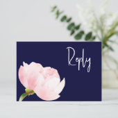QR-Code Elegant Blush Pink Navy Blue Floral RSVP Karte (Stehend Vorderseite)