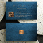 QR-Code eleganter Luxus-Ledergold-Monogramm Visitenkarte<br><div class="desc">Hochwertige mit Monogramm Visitenkarte in Imitats in marineblau Lederlook (PRINTED) mit einem Imitat goldfarbenen Kupfer metallisch glänzend quadratisch (auch PRINTED) und individuell generierte QR CODE auf Ihre Website oder eine andere URL-Adresse. Einfach auf beiden Seiten mit Ihren Daten und QR CODE personalisieren! Geeignet für Berater, persönliche Stylist, Makeup-Künstler, Friseur, Salon-Manager,...</div>