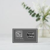 QR-Code-Firmenlogo Grau Minimalistisch Visitenkarte (Stehend Vorderseite)