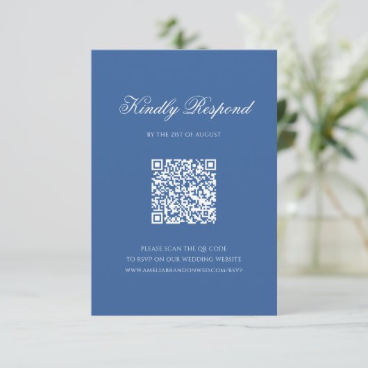 QR Code Formale Blue Monogram Wappen Script Hochze RSVP Karte (Stehend Vorderseite)