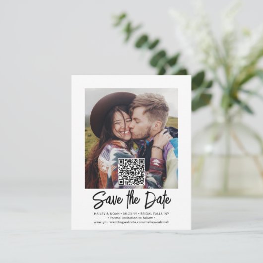 QR Code Foto Overlay Simple Modern Script Wedding Save The Date (Stehend Vorderseite)