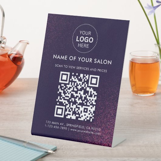 QR-Code für abstrakte Salons und Logo Sockelschild (In Situ)
