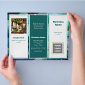 QR-Code für aquamarines Blue-Business-Logo Flyer (Hand)