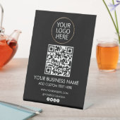 QR-Code für berufliche Firmenlogos und Textfirmen Sockelschild (In Situ)