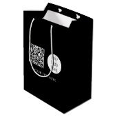 QR-Code für berufliche Geschäftslogos und Schwarz Mittlere Geschenktüte (Rückseite Schrägansicht)