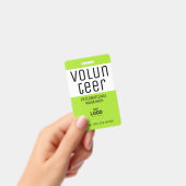 QR-Code für das moderne, helle grüne Freiwilligenl Ausweis (Handheld)