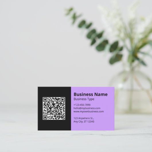 QR-Code für das Scannen von schwarzen Lilac-Firmen Visitenkarte (Stehend Vorderseite)