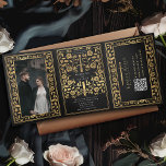 QR-Code für die Hochzeit des Schwarzen Königlichen Dreifach Gefaltete Einladung<br><div class="desc">Mit dieser mittelalterlichen Fantasie dreifacher Einladung verkünden Sie Ihre Hochzeit im Stil! Dieses einladende Hotel mit einem majestätischen Goldschwert und Blumen, mit einem besonderen Foto des Ehepaares auf schwarzem Hintergrund - die perfekte Mischung aus Romantik und Abenteuer. HINWEIS: Dieses Design enthält KEINE reale Folie. Das Platzhalterbild wurde von Unsplash bereitgestellt...</div>
