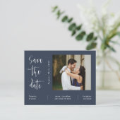 QR-Code für einfaches Navy Blue Foto Save the Date Postkarte (Stehend Vorderseite)