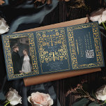 QR-Code für graues Royal Medieval Sword Dreifach Gefaltete Einladung<br><div class="desc">Mit dieser mittelalterlichen Fantasie dreifacher Einladung verkünden Sie Ihre Hochzeit im Stil! Dieses einladende Hotel mit einem majestätischen Goldschwert und Blumen, mit einem besonderen Foto des Ehepaares vor grauem Hintergrund - die perfekte Mischung aus Romantik und Abenteuer. HINWEIS: Dieses Design enthält KEINE reale Folie. Das Platzhalterbild wurde von Unsplash bereitgestellt...</div>