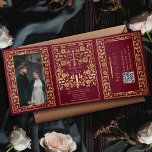 QR-Code für Hochzeit von Rotkönigsschwert Dreifach Gefaltete Einladung<br><div class="desc">Mit dieser mittelalterlichen Fantasie dreifacher Einladung verkünden Sie Ihre Hochzeit im Stil! Dieses einladende Hotel mit einem majestätischen Goldschwert und Blumen, mit einem besonderen Foto des Ehepaares vor einem roten Hintergrund - die perfekte Mischung aus Romantik und Abenteuer. HINWEIS: Dieses Design enthält KEINE reale Folie. Das Platzhalterbild wurde von Unsplash...</div>