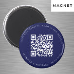 QR-Code für Hochzeitswebsite uAwg blau Magnet<br><div class="desc">Fügen Sie Ihre URL für Ihre Hochzeitswebsite hinzu. Für Informationen,  Details,  Online-uAwg. Ein marineblauer blauer Hintergrund,  weißer Text.</div>