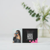 QR-Code für Influencer Black & Pink Social Media Visitenkarte (Stehend Vorderseite)