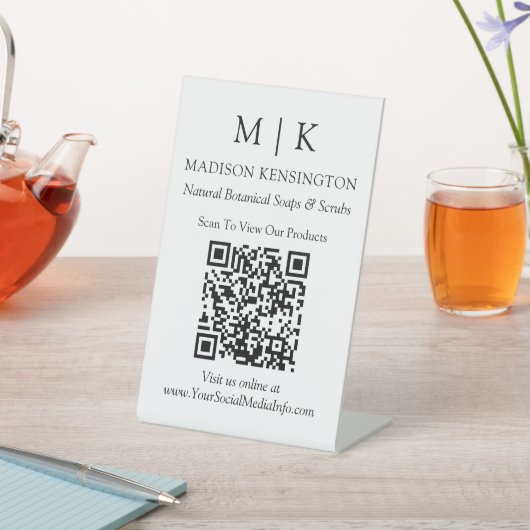 QR-Code für Minimalistische Monogramme oder Logos Sockelschild (In SItu)