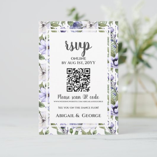 QR-Code für moderne Periwinkle White Floral Weddin RSVP Karte (Stehend Vorderseite)