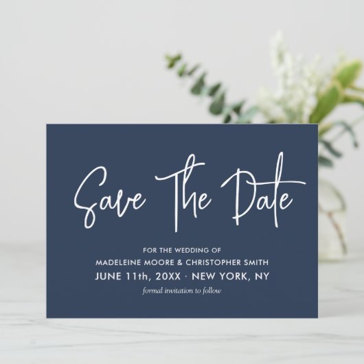 QR-Code für Navy Modern Calligraphy Scannable Save The Date (Stehend Vorderseite)
