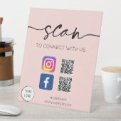 QR-Code für soziale Medien in weichem Rosa Sockelschild (In Situ)