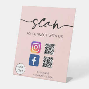 QR-Code für soziale Medien in weichem Rosa Sockelschild