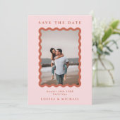 QR-Code für Wavy Foto & Blush & Terracotta Wedding Save The Date (Stehend Vorderseite)