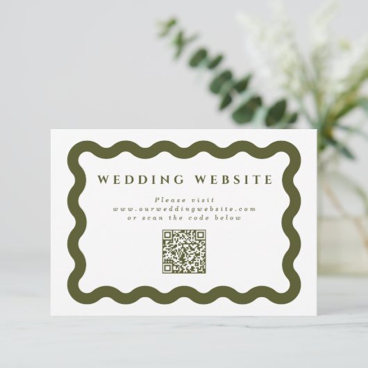 QR-Code für Wavy Green & White Wedding Begleitkarte (Stehend Vorderseite)
