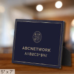 QR-Code für WiFi-Kennwort Fotoplatte<br><div class="desc">Nutzen Sie unsere Wi-Fi Access Sign Plaque, um Ihren Platz zu vergrößern. Dieses Zeichen kombiniert Stil und Funktionalität mit dem hochgeladenen QR-Code auf einem reichen marinen Hintergrund. Klassische goldene Typografie zeigt den Netzwerknamen und das Kennwort an und sorgt für eine nahtlose Konnektivität für Ihre Gäste. Mit gebürstetem Gold und marinebasierten...</div>