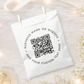 QR-Code | Geschäft Minimalistisch Sauber Weiß Geschenktütchen (Ausgeschnitten)