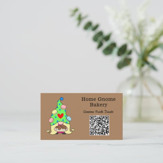 QR Code Gnome Heimat Bäckerei Light Brown Visitenkarte (Stehend Vorderseite)