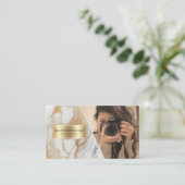 QR Code Gold Weißer Marmorfotograf Moderner Visitenkarte (Stehend Vorderseite)