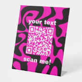 QR Code Groovy Retro Hot Pink Black Stand Business Sockelschild (Vorderseite)