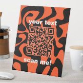 QR Code Groovy Retro Orange Black Shop Stand Sockelschild (In Situ)