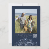 QR Code Hochzeit von Navy Blue White Floral Minima Einladung (Rückseite)