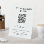 QR Code Honeymoon Fund Hochzeit Sockelschild (In SItu)