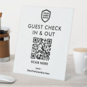 QR-Code Karo in & Out | White Business Logo Sockelschild (In Situ)