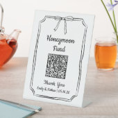 QR-Code-Karte für den Minimalistischen Chic Bow Ho Sockelschild (In Situ)