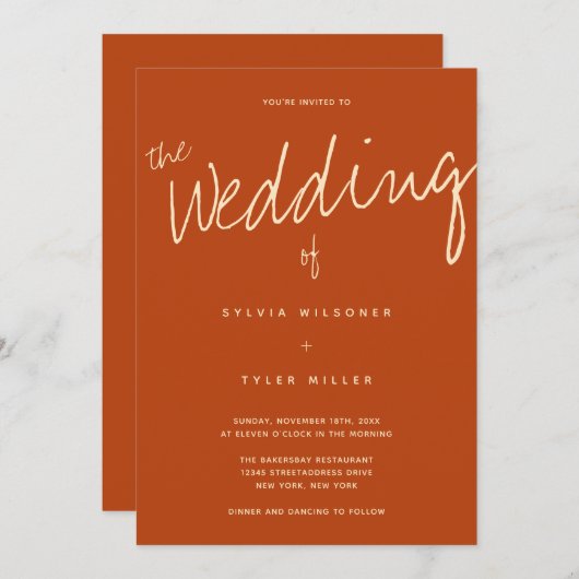 QR-Code Lässige Typografie Burnt Orange Wedding Einladung (Vorne/Hinten)